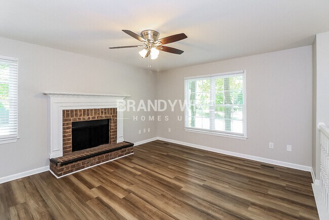 Building Photo - One half month FREE RENT! $5 APP FEES!!