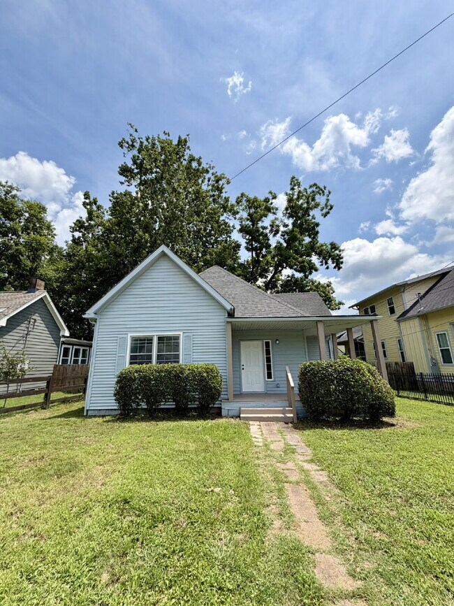 Foto del edificio - Newly Remodeled 2BR/2BA East Nashville Home with Covered Front Porch, Huge Deck, Spacious Backyar...