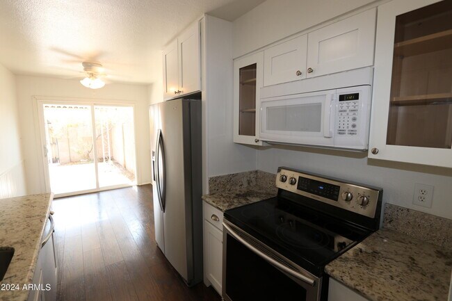 Building Photo - 6624 S Palm Dr