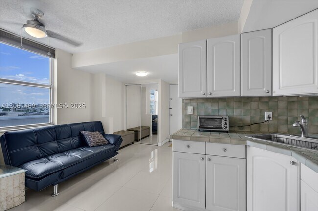 Building Photo - 899 West Dr