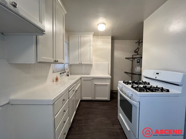 Building Photo - 3 Bedroom | 1 Bathroom - Bakersfield, CA