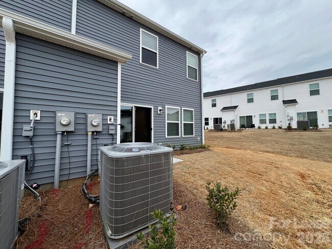 Foto del edificio - 1360 Fallen Acorn Ln