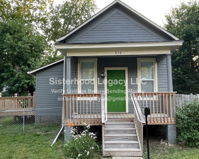 Building Photo - 838 S Oak St