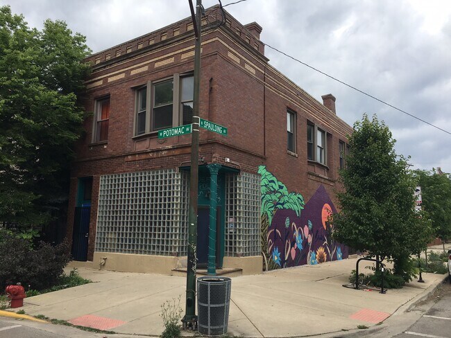 Foto del edificio - 3300 W Potomac Ave