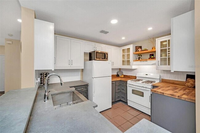 Building Photo - 925 Butterfly Blvd