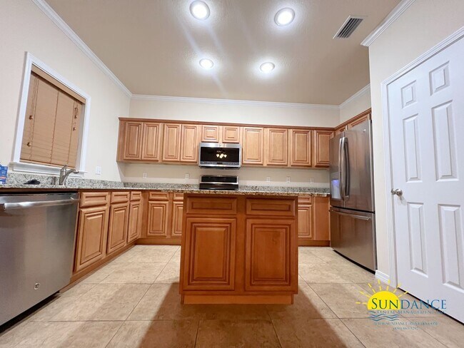 Building Photo - Beautiful Townhouse with an expansive Prim...