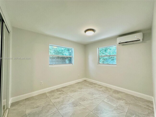 Foto del edificio - 1279 NE 40th Pl