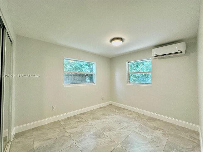 Building Photo - 1279 NE 40th Pl