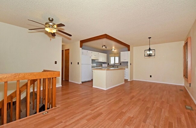 Building Photo - Huge yard with Pikes Peak Views!