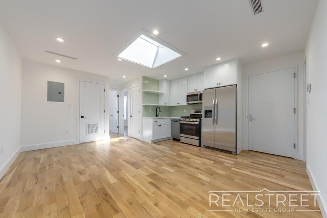 Building Photo - Stunning 3 bed 2 Bath Brownstone Floor Thr...