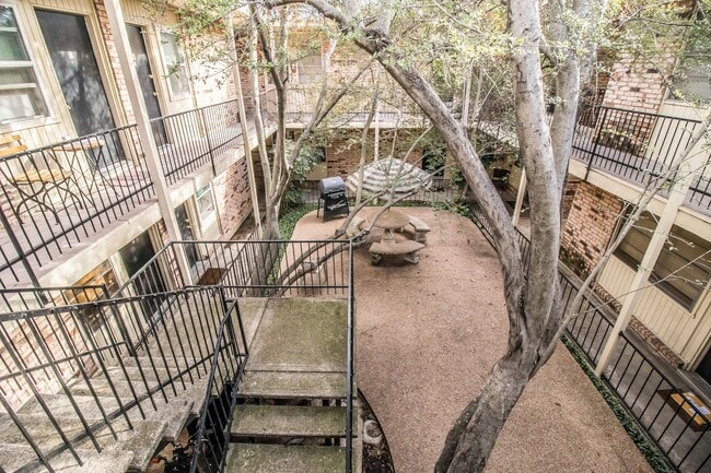 Building Photo - Charming Downstairs Apartment in the Heart of the Cultural District!