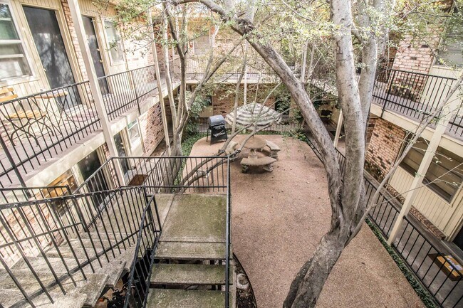 Foto del edificio - Charming Downstairs Apartment in the Heart of the Cultural District!
