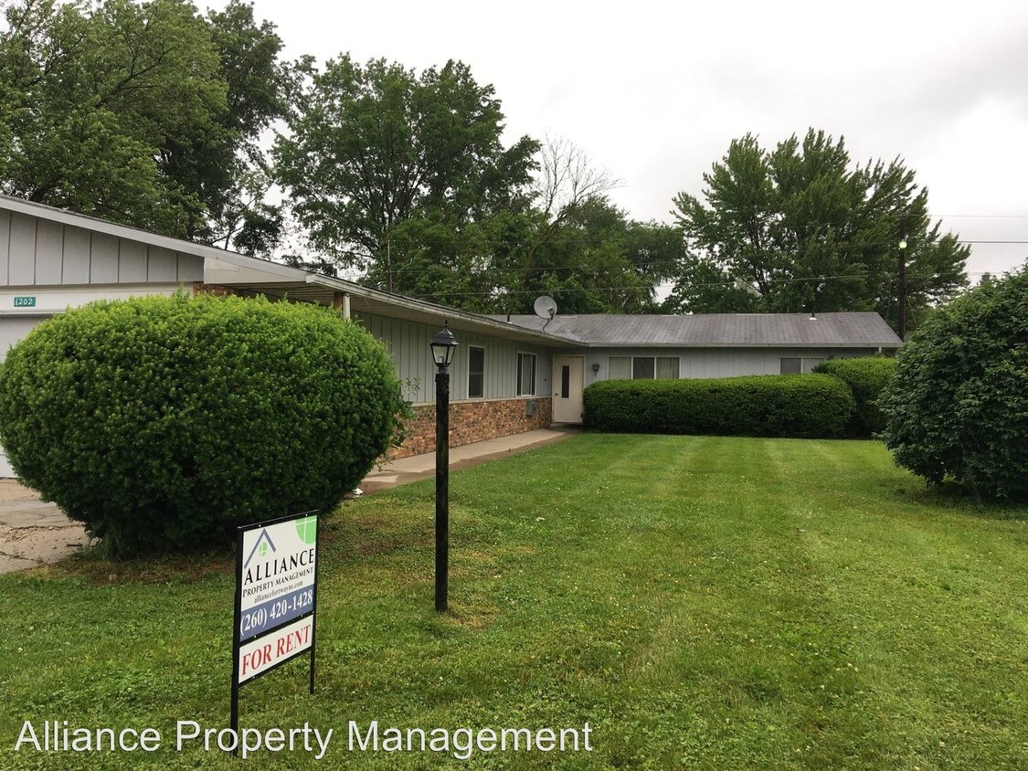 Primary Photo - 1202 Lake Forest Dr