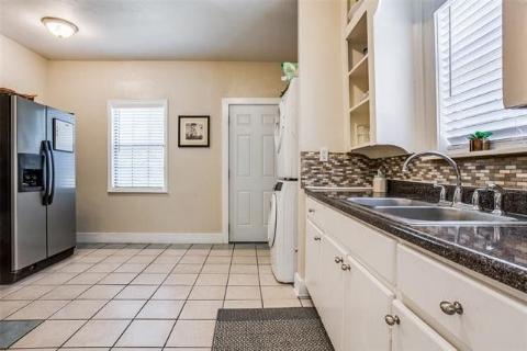 Kitchen with washer and dryer - 732 W Clarendon Dr