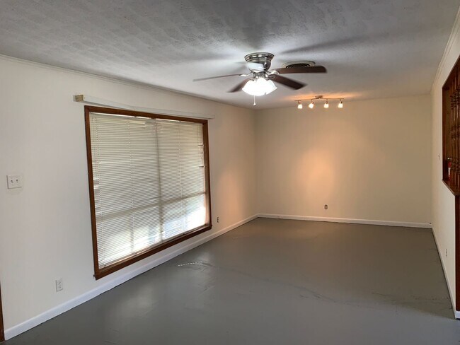 Foto del edificio - HUD Friendly | 3 Bed 1 Bath | Completely R...