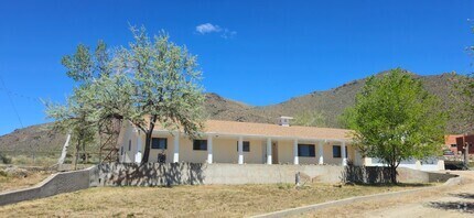Building Photo - 1353 Santa Cruz Dr