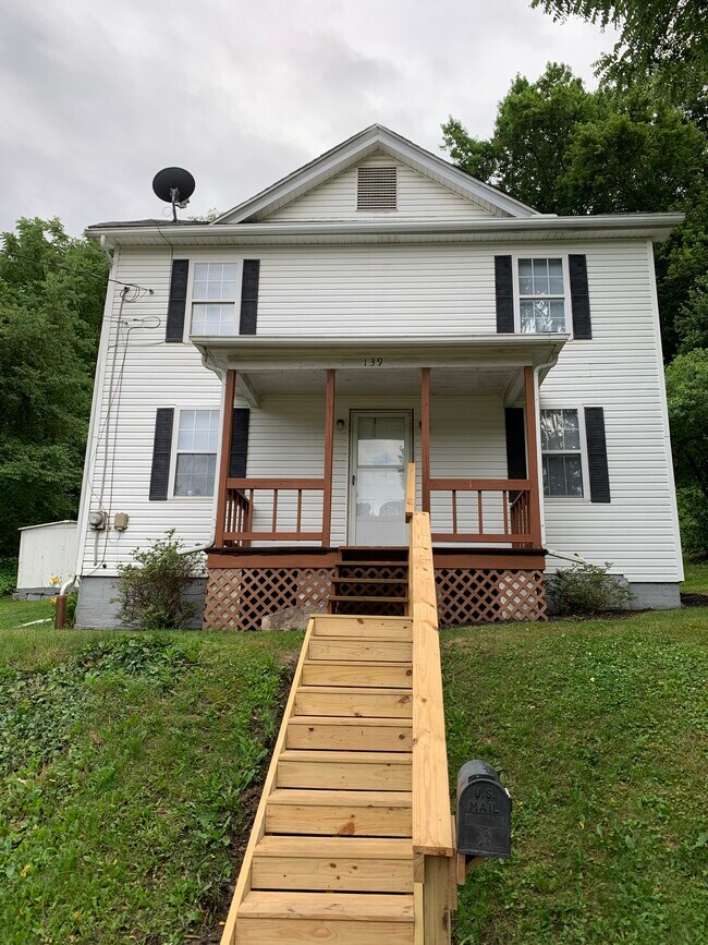 Building Photo - 139 Valley St