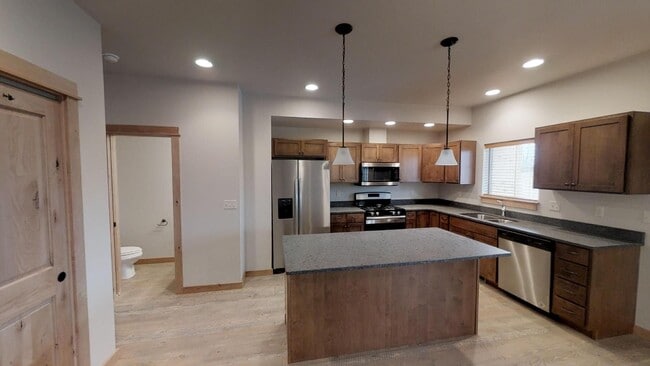 Foto del edificio - Townhome by the Park - Spacious 2 Car Gara...