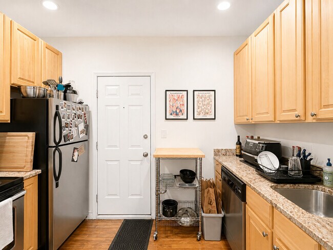 Foto del edificio - 685 1/2 W Wrightwood Ave