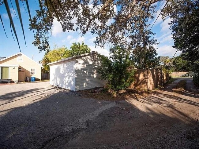 Building Photo - 829 Jeffords St