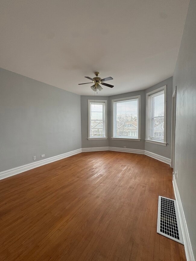 Foto del edificio - 2329 S Austin Blvd