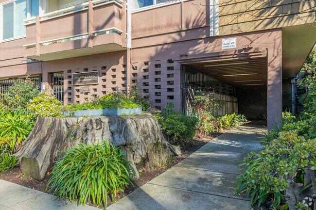 Entrada - The Mark Twain Condominiums