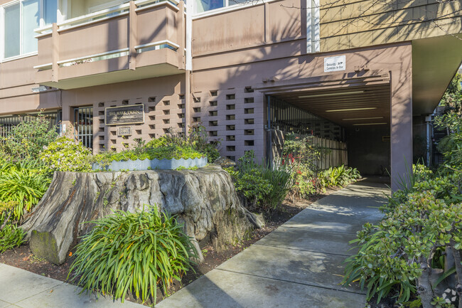 Entrance - The Mark Twain Condominiums