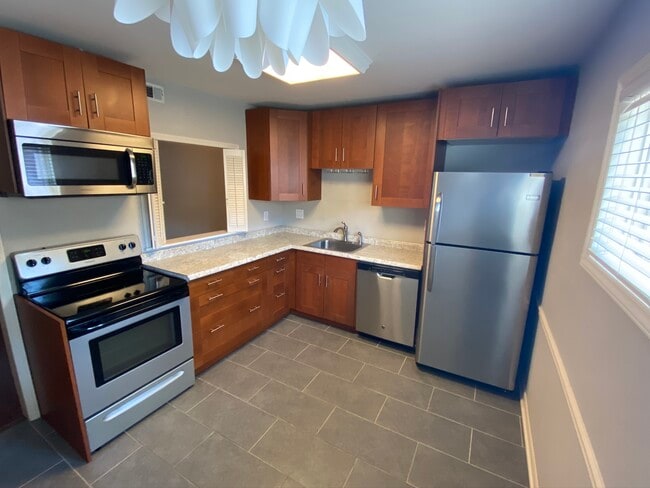 Building Photo - 1627 10th St Pl NW