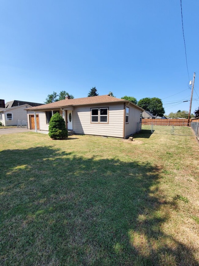 Building Photo - 2 Bedroom home with RV parking and large y...