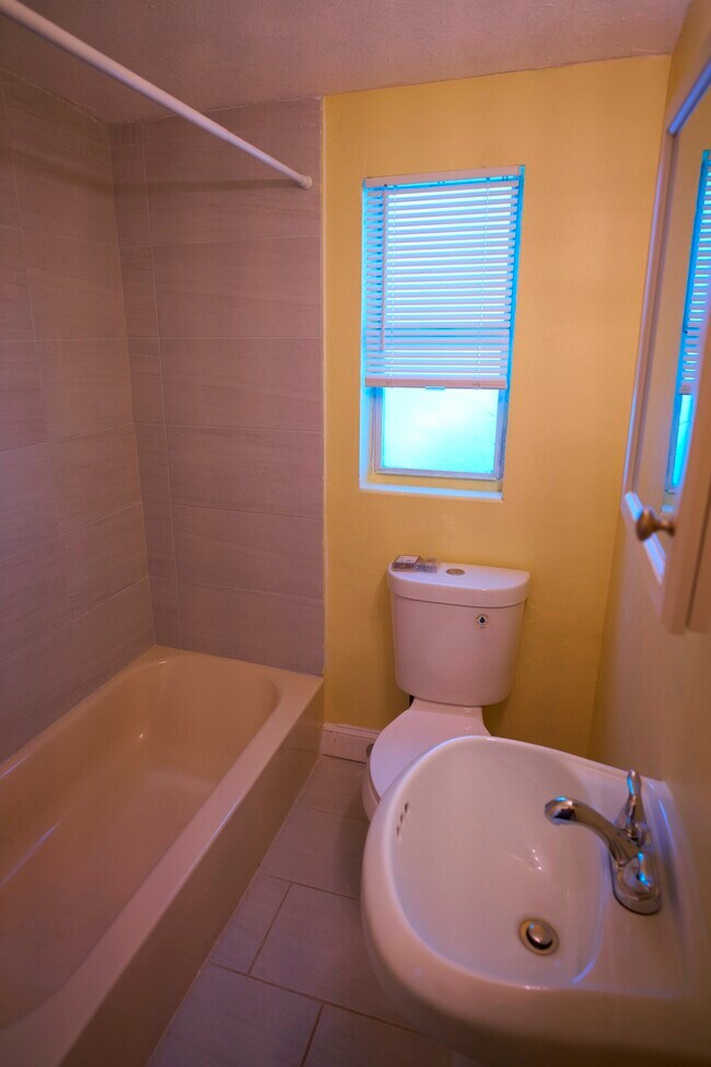 Foto del edificio - 1666 N Myrtle Ave