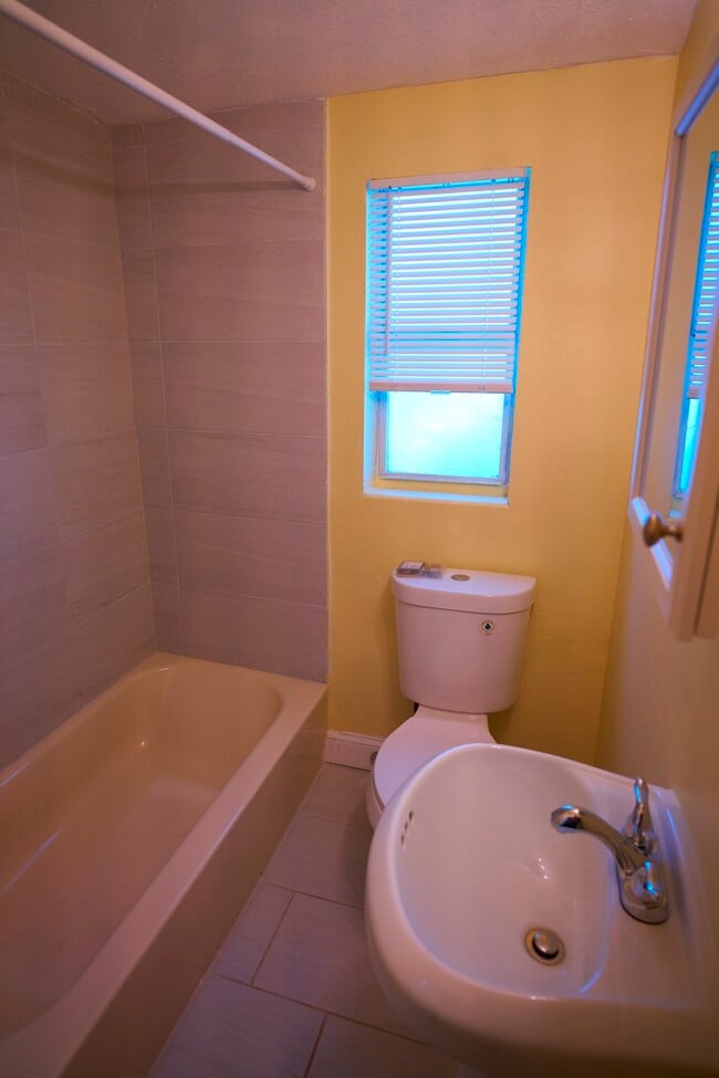 Building Photo - 1666 N Myrtle Ave