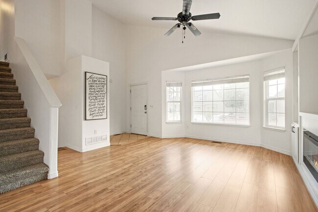 Foto del edificio - Spacious 5-Bedroom Home with Large Yard