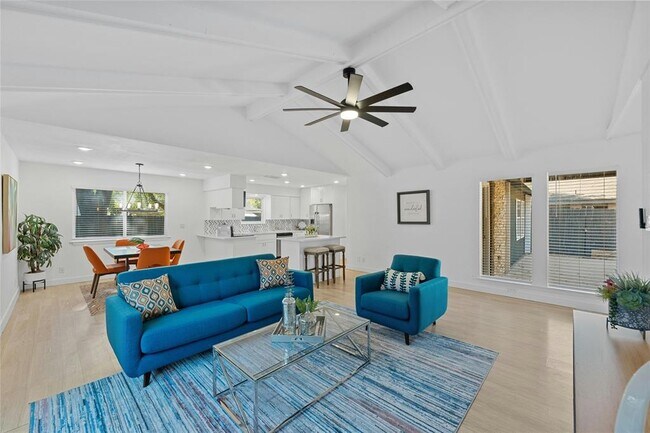 Foto del edificio - 10305 Leaning Willow Dr
