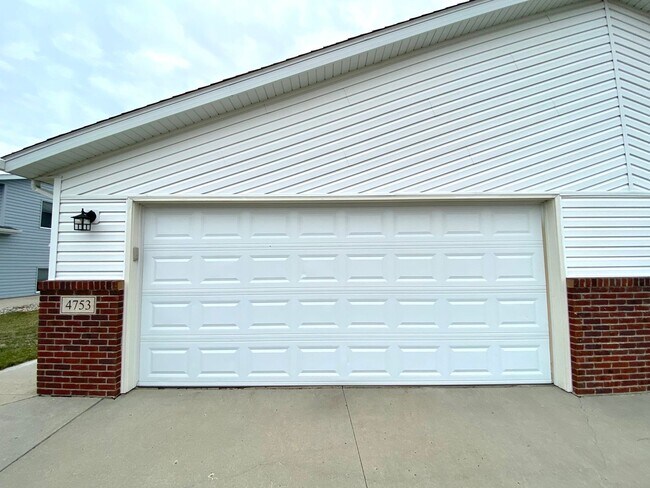 Foto del edificio - 3 Bedroom Townhome in Osgood!!