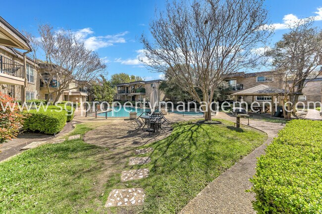 Foto del edificio - 7906 Royal Ln