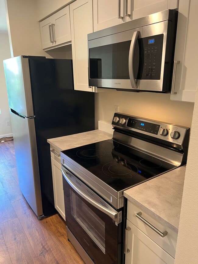 Building Photo - Newly renovated 2 bed x 1 bath on top floor in Kirkland!
