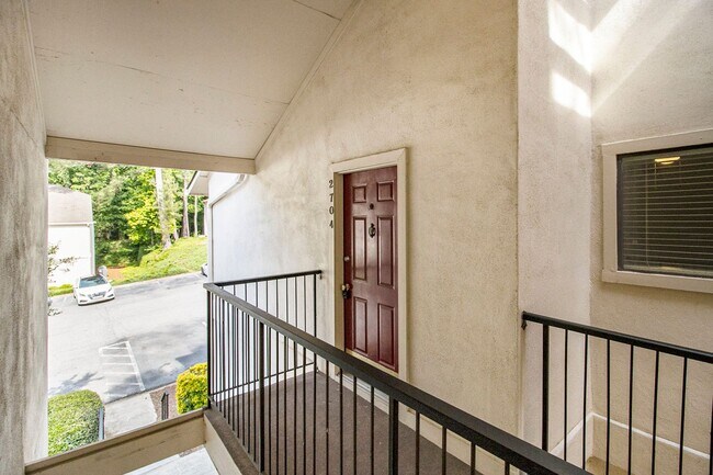 Building Photo - 2704 Huntingdon Chase