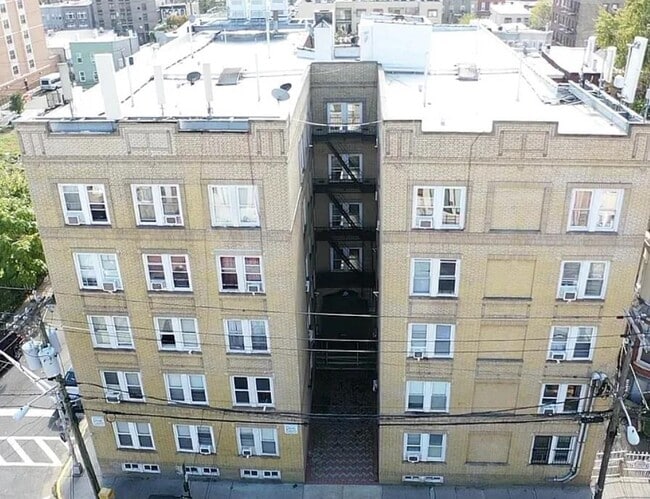 Building Photo - 201 45th St