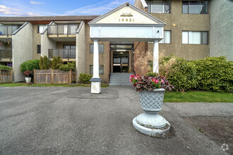 Building Photo - Carlton Park Gardens Apartments