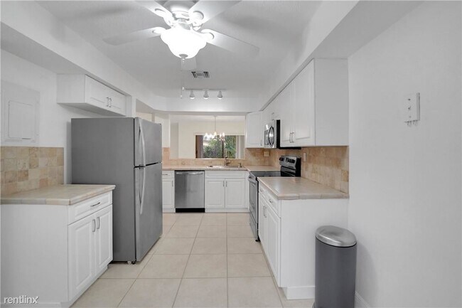 Foto del edificio - 3 br, 2.5 bath Condo - 5201 NE 14th Ter Apt 2
