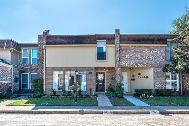 Building Photo - 5233 Woodlawn Pl