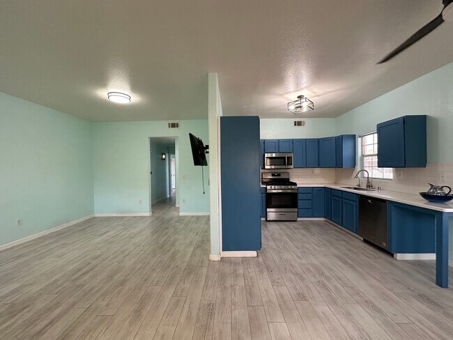 Building Photo - Two Bed Two Bath Condo!