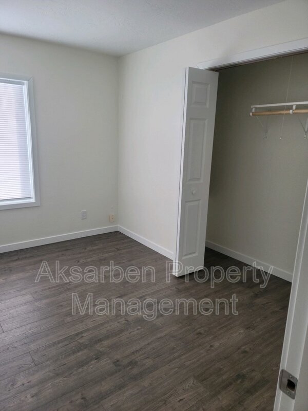 Building Photo - 125 W Calkins Ave