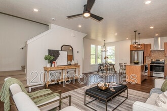 Building Photo - 479 E Violets Cv Ln