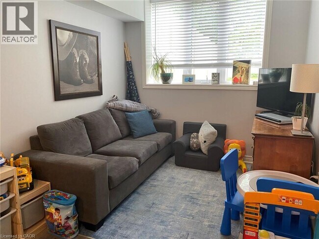 Photo du bâtiment - 10A LLOYD Street Unit# 2