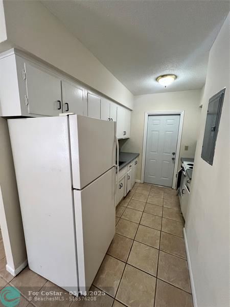 Building Photo - 4540 Bougainvilla Dr