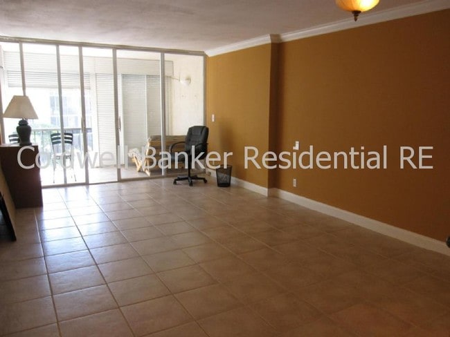 Building Photo - 20 Royal Palm Way