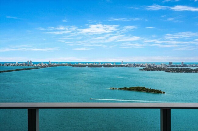 Foto del edificio - 700 NE 24th St