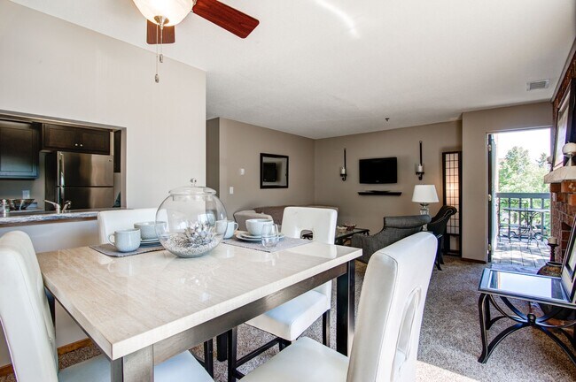 Building Photo - 1Br+Den/1Ba - Impeccable Remodel!