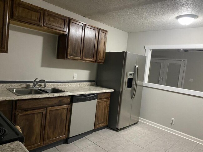 Building Photo - 618 Robinson Dr
